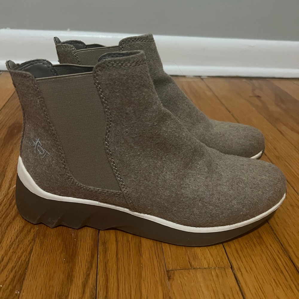 OTBT Wilderness Boots Women 8M Winter Outdoors